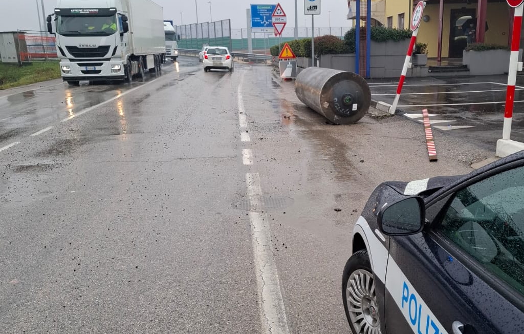 Cilindro metallico di 32 tonnellate cade da un autoarticolato in via Melaro