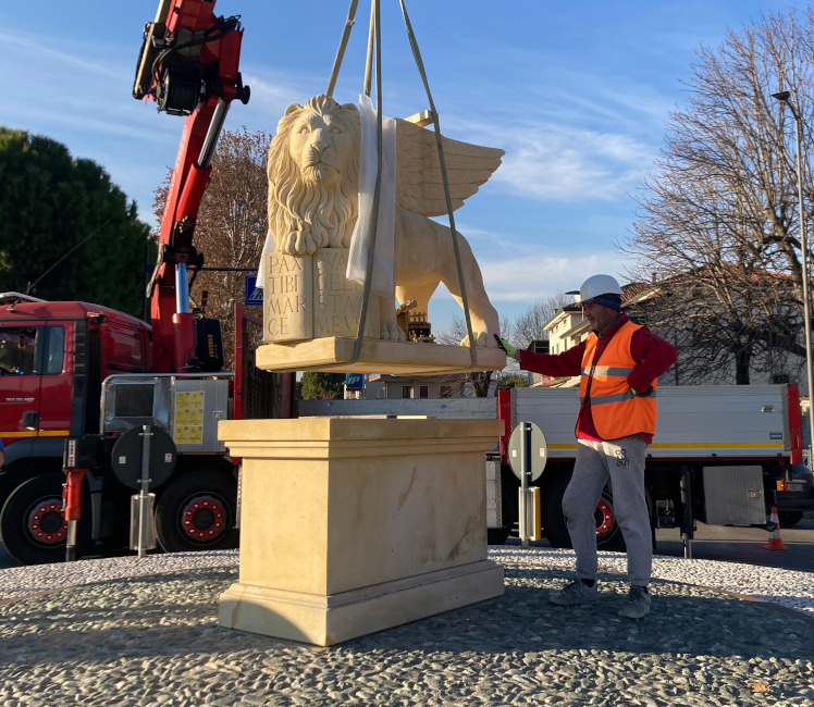 Il Leone di San Marco torna a ruggire sulla rotatoria di viale Europa