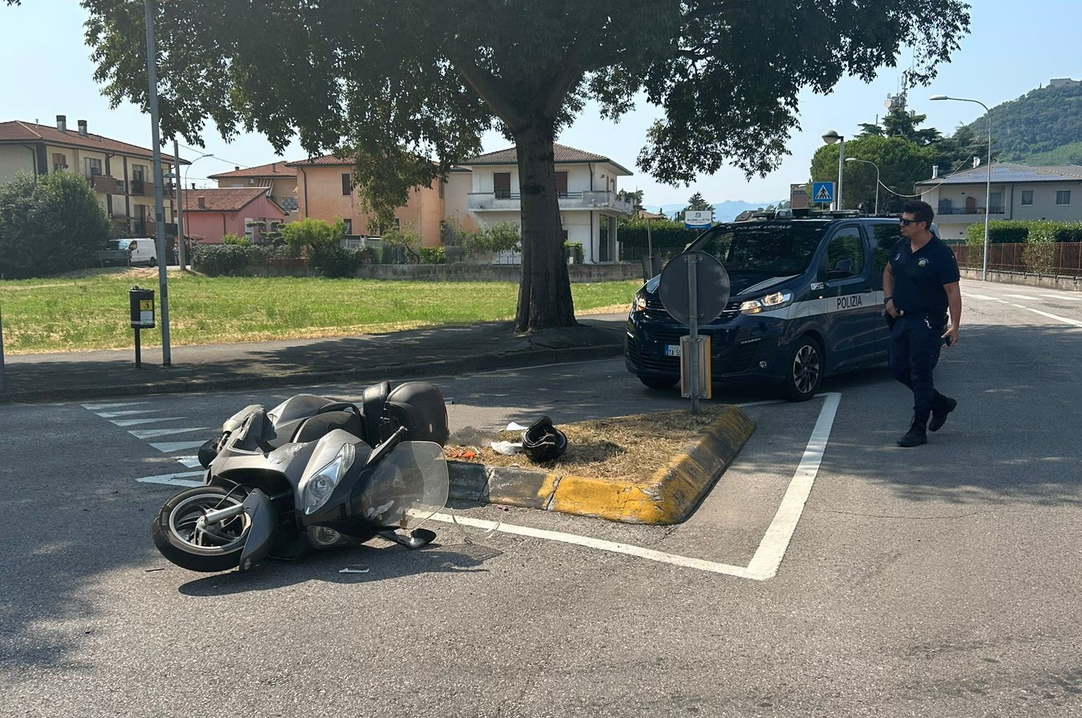 Fugge all'alt degli agenti e si scontra con la volante: centauro fermato e scooter sequestrato