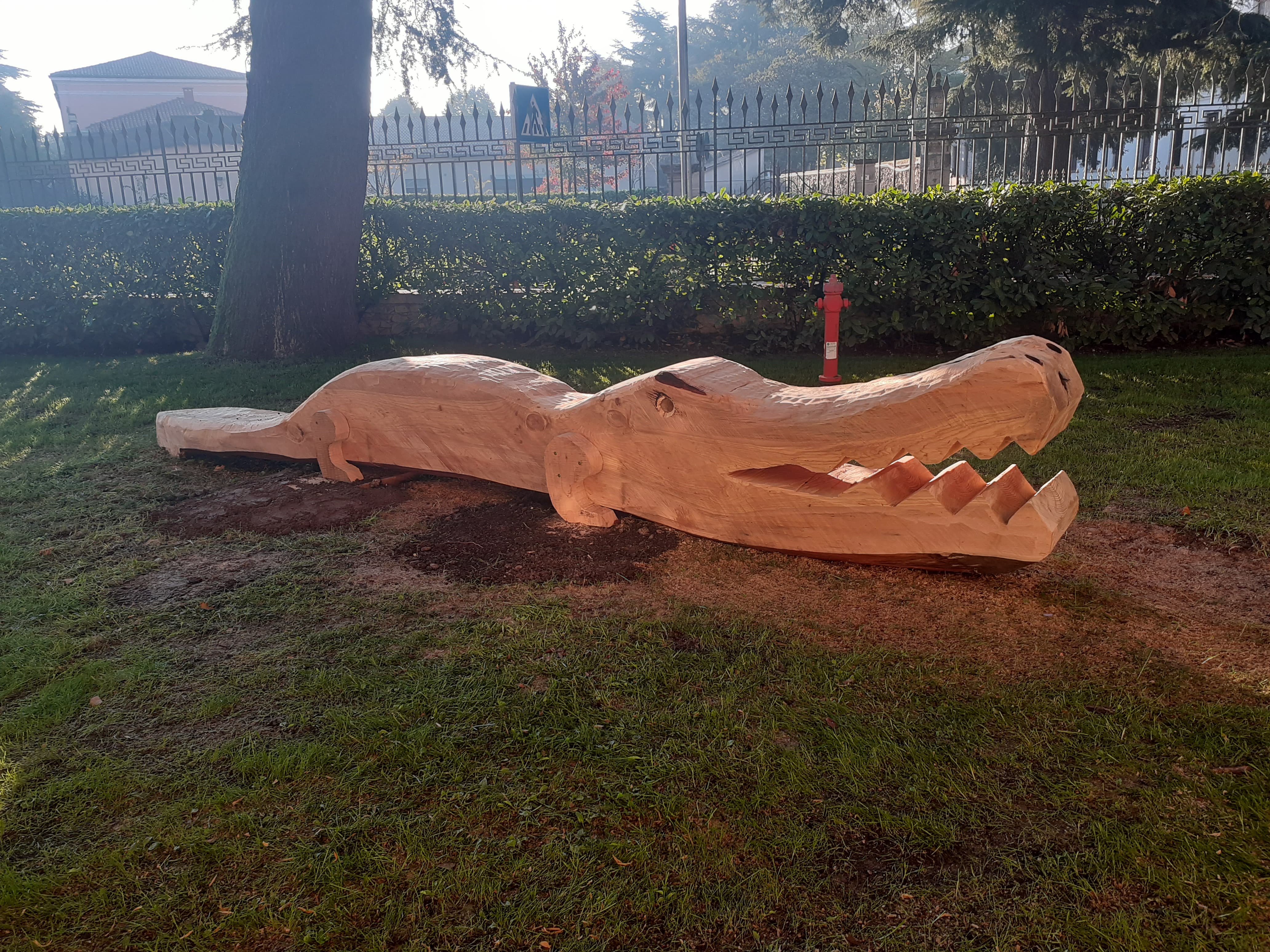 Il giardino del Museo Zannato di Montecchio Maggiore torna a nuova vita: dal cedro schiantato nel 2021 nasce una scultura del caimano Romeo