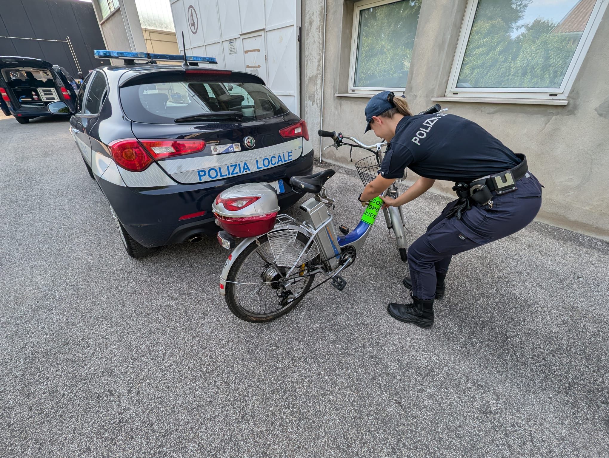 Bici elettriche “truccate” con l'acceleratore: scattano i sequestri della Polizia Locale