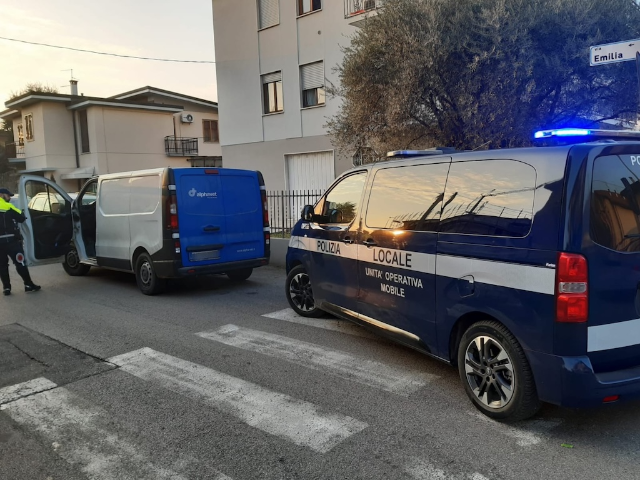 Veicolo rubato intercettato dalla Polizia Locale dopo un inseguimento: arrestato il conducente