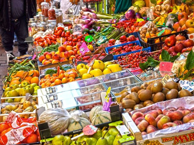 Riapertura e prosecuzione temporanea del mercato settimanale del venerdì mattina