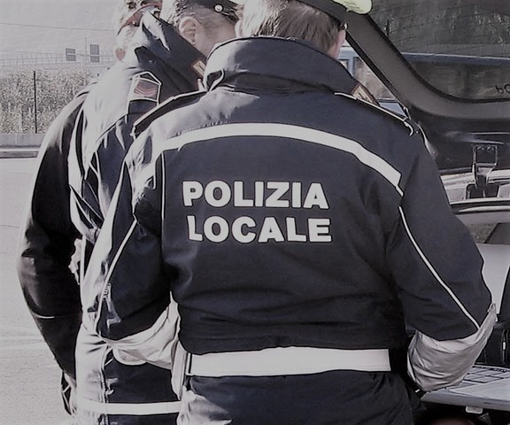 Due “finti vigili” suonano alle case,  il sindaco invita la cittadinanza alla prudenza