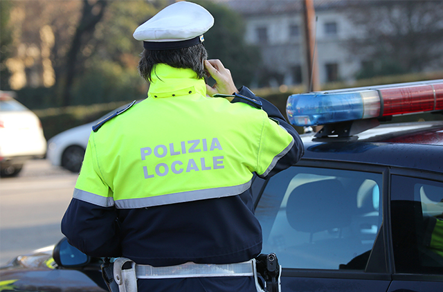 Falsifica il contrassegno di parcheggio per disabili, denunciato dalla polizia locale